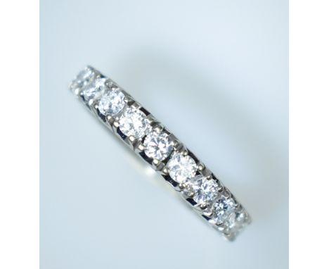 Memory-Ring. 22 Brillanten zus. 1,20 ct. Weiß (wesselton) 18 ct. WG. Ringgröße 54.