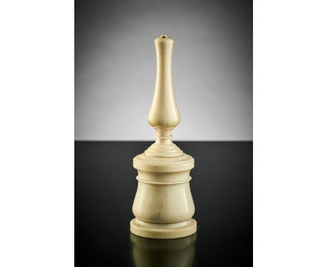 Salzstreuer in Form einer Tischglocke.  Gedrechselt. Elfenbein. Frankreich, 19. Jh. H 13 cmThis item is not legal to sell in 