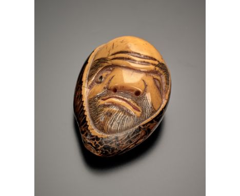 Netsuke. Ungewöhnliches Gesicht. Steinnuss, signiert Masatama. Rückseitig zwei kleine Himotoshi. H 4,6 cm