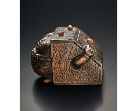 Netsuke. Oni versteckt sich in der Kohlenkiste. Holz. Japan, Meiji-Zeit. L 4 cm