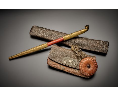 Rauchzeug. Ledernes Tabakoire und Kiseruzutsu. Messingpfeife mit Holzschaft. Manju-Netsuke aus Fruchtholz in Form einer Chrys