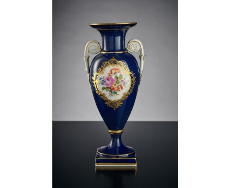 Amphorenvase. Kobaltblauer Fond. Goldstaffierte Reserve mit Blütenbouquet. Blaue Schwertermarke Meissen, 20. Jh. H 25 cm