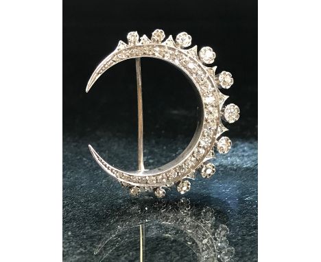 Horse shoe brooch encrusted with diamonds on white Gold