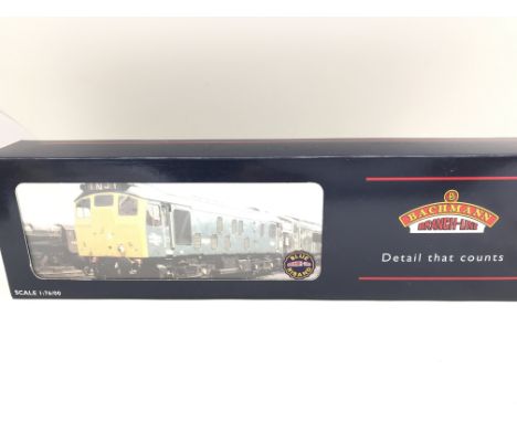 A Boxed Bachmann Class 25/1 Bo-Bo Diesel D5211 Green #32-325.