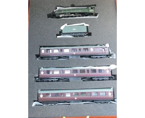 A Bachmann 00 Gauge The Elizabethan Set in Presentation Case.