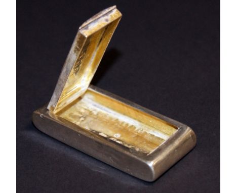 Early Georgian hallmarked silver snuff box, with hinged cover of simple design. Approximately 28g 
