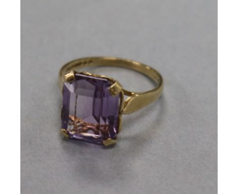 A 9ct gold and amethyst dress ring, size M.