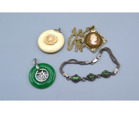 A Chinese Jade Pendant together with a small collection of jewellery 