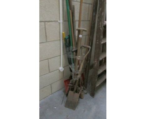 A good lot of garden tools including a bore.