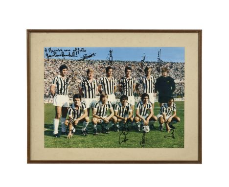 Juventus F.C.  - Season 1971-1972  - Photographic print of the team posing with players' autographs. (45x33 cm)