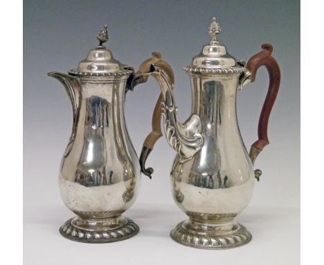 George V silver baluster shaped coffee pot and matching hot water jug, each piece having a pineapple finial, gadroon rim and 