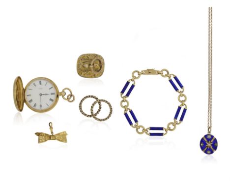 A GROUP OF JEWELLERY, comprising rings size M, one 9K gold fob pendant , a 9K gold bow pendant/brooch, a gold and blue enamel