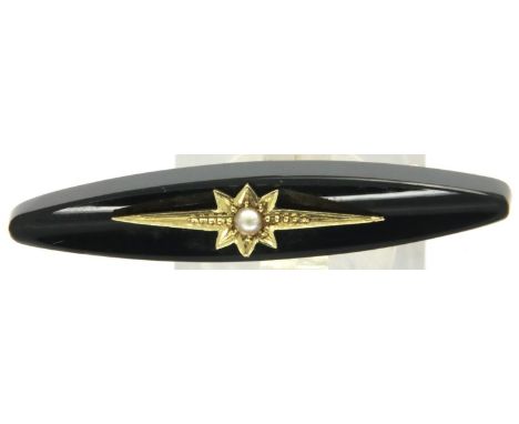 Victorian 9ct gold onyx brooch set with a single pearl, L: 35 mm, 2.5g. P&amp;P Group 1 (£14+VAT for the first lot and £1+VAT