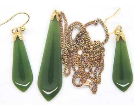 Yellow metal and jade pendant necklace with matching earrings, necklace L: 44 cm. P&amp;P Group 1 (£14+VAT for the first lot 