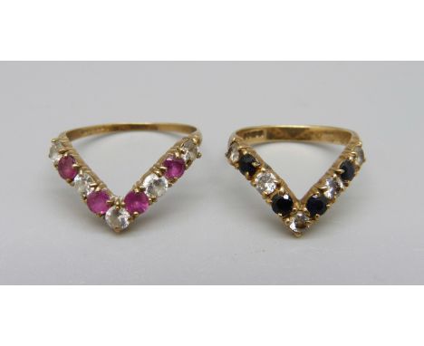 Two 9ct gold wishbone rings, 4g, K and R 
