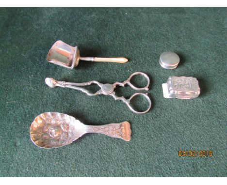 Victorian silver vinaigrette with pierced grille, Birmingham 1854, a small silver patch box, 1903, Victorian caddy spoon with