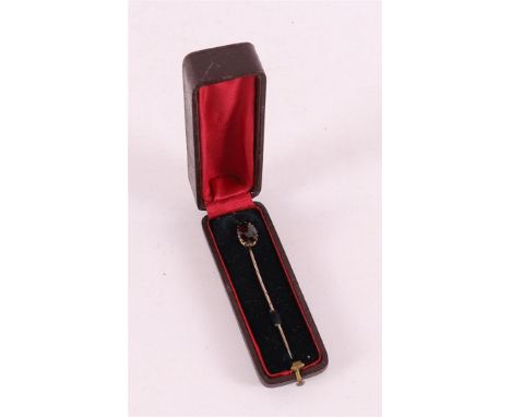 A 9 kt BWG gold tie pin, set with purple amethyst, England, Exeter, John Stone, 19th century. Marked with maker's mark 'JS' (