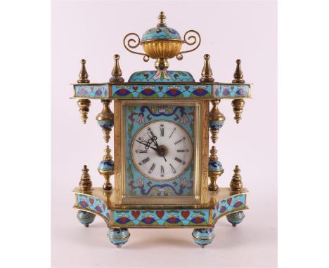 A mantel clock in a polychrome cloissoné casing, after an antique example from the 20th century. White enamel dial with Roman
