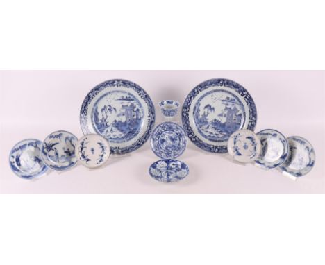 A lot of various blue/white porcelain, including plates and saucers, China, including Kangxi, 18th century, to. 11x (flakes/h