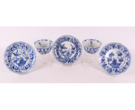 Two blue/white porcelain cups and three saucers, China, Kangxi, around 1700, to. 5x (fritting/flakes, 2x dish hairlines). 