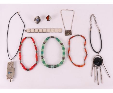 A lot of various vintage jewelry, including necklaces and rings, up to... 9x. 