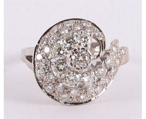 An 18 kt 750/1000 gold ring with 39 diamonds of a total of 2.00 crt H/J-VS/SI. Ring size Ø 21 mm.