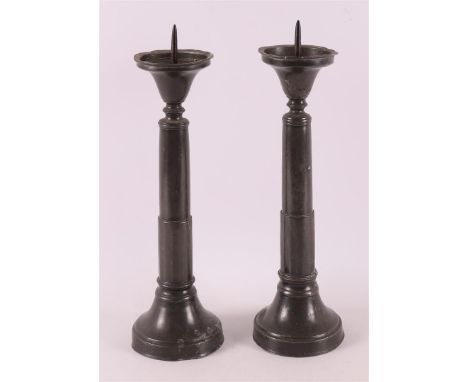 A pair of blank pewter one-light pen candlesticks, 19th century, h 37 cm, to. 2x. 