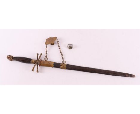 A Masonic dagger with fluted wooden handle, England, 1st half of the 20th century. Bronze frames including pommel in the shap