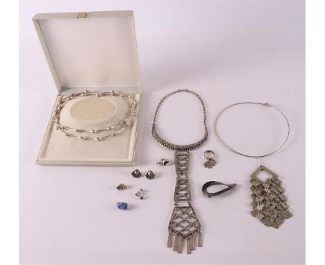 A lot of various silver vintage jewelry, including necklaces and ear studs. 