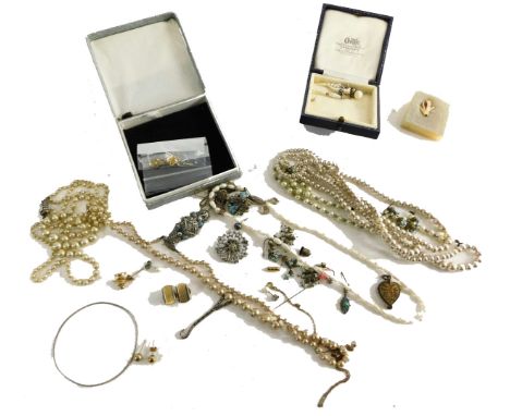 Various costume jewellery, comprising faux pearl and cultured pearl necklaces, compact, brooches 3cm wide, etc. (a quantity)