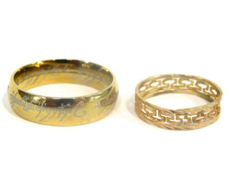 Two dress rings, comprising a weaved design band, yellow metal, unmarked, and a Lord of the Rings memorabilia ring bearing 'E