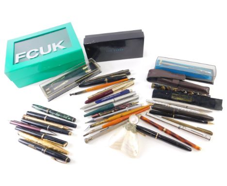 Various pens, pen sets, Parker ball point, in brushed metal, 13cm long, various fountain pens, a green and black marble examp