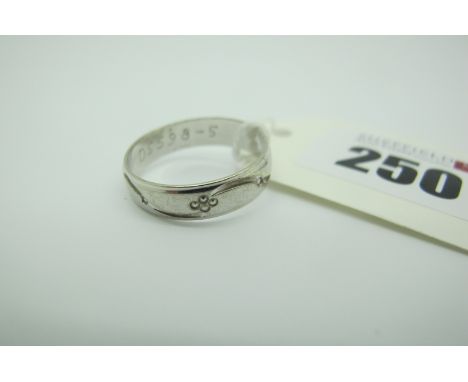 A 9ct White Gold Patterned Band, (finger size S) (2.7grams). 