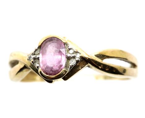 9ct gold ring with amethyst and diamonds 2.6g, size O. P&amp;P Group 1 (£14+VAT for the first lot and £1+VAT for subsequent l