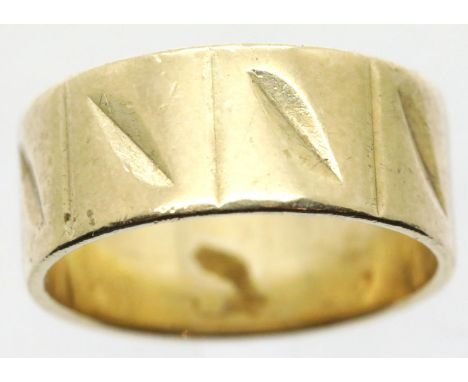 9ct gold heavy gauge wedding band, 4.6g, size M/N. P&amp;P Group 1 (£14+VAT for the first lot and £1+VAT for subsequent lots)