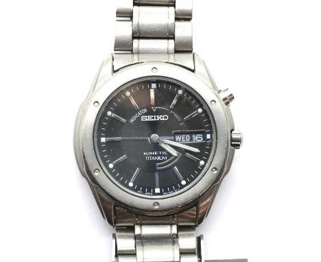 Seiko Titanium kinetic wristwatch on a titanium bracelet. P&P Group 1 (£14+VAT for the first lot and £1+VAT for subsequent lo
