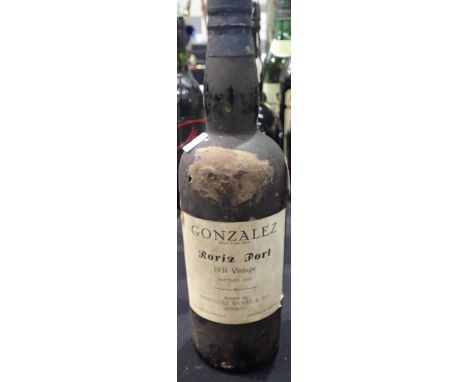 Bottle of Gonzalez Roriz port 1931 vintage, bottled 1935. Level to neck bottom. P&amp;P group 3(£25 for the first lot and £5 