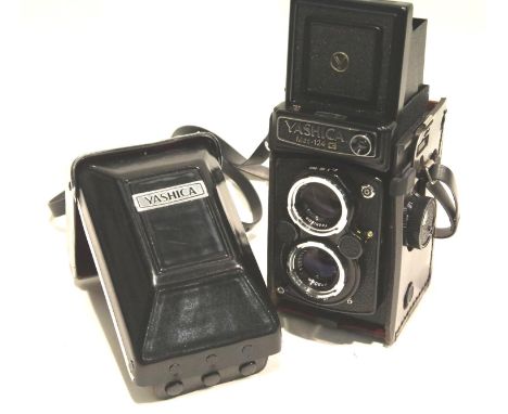 Yashica TLR Mat 124G camera. P&amp;P Group 1 (£14+VAT for the first lot and £1+VAT for subsequent lots) Condition report: Er 