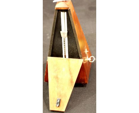Walnut cased Wittner metronome. P&amp;P Group 2 (£18+VAT for the first lot and £3+VAT for subsequent lots) 