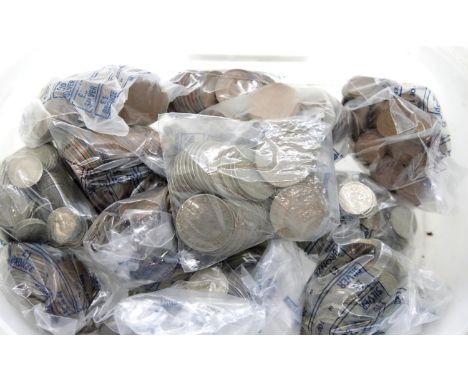 Box of Elizabeth II coinage. P&amp;P Group 1 (£14+VAT for the first lot and £1+VAT for subsequent lots) 