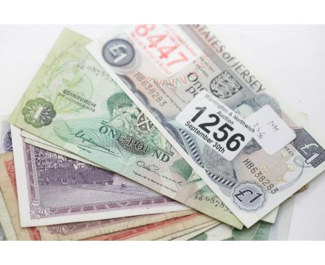 Small collection of mixed banknotes. P&amp;P Group 1 (£14+VAT for the first lot and £1+VAT for subsequent lots) 