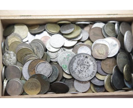 Box of mixed World coinage. P&amp;P Group 1 (£14+VAT for the first lot and £1+VAT for subsequent lots) 