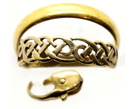 Two 9ct gold rings and a 9ct fastener, 4.5g. P&amp;P Group 1 (£14+VAT for the first lot and £1+VAT for subsequent lots) 