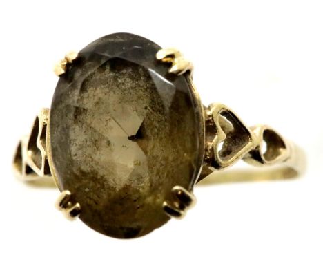 9ct gold garnet set dress ring, size Q, 2.4g. P&amp;P Group 1 (£14+VAT for the first lot and £1+VAT for subsequent lots) 