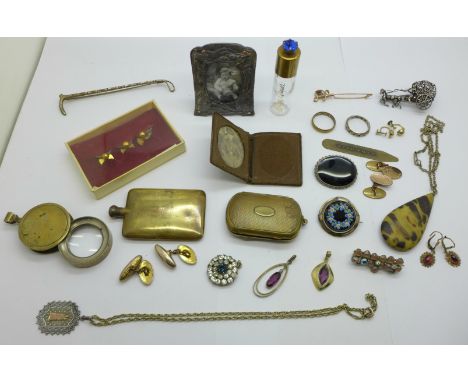 A collection of vintage items; a brass pocket magnifying glass, a miniature flask, a silver and agate brooch/forget me not an