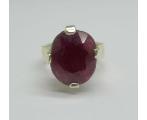 A 925 silver and ruby ring, 16ct stone, M/N 