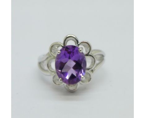 A 9ct white gold and amethyst solitaire ring, 4.4g, N 