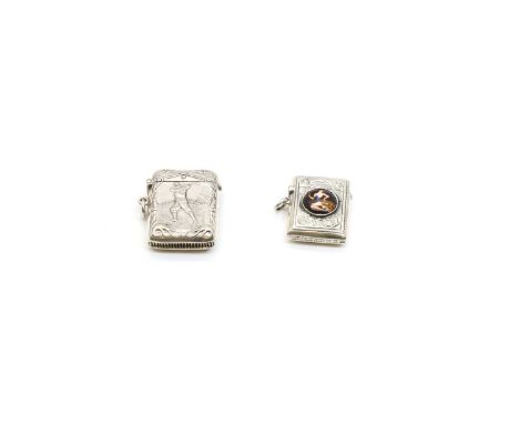 A silver golfing interest vesta case marked 925, decorated with a golfer mid-swing, 4.5cm hightogether with a Continental sil