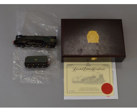 OO Gauge. Bachmann. Ltd Edition A1 class Tornado BR green. No. 0926 of 1000. Housed in fitted wooden box with certificate. VG