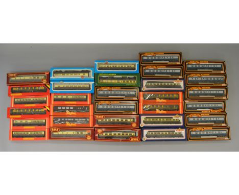 OO Gauge. 31 x boxed coaches. Various manufacturers including Hornby, Bachmann, Mainline, etc. Overall VG in G+ boxes.